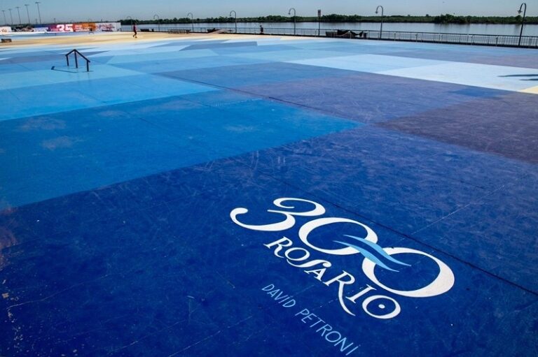 Intervinieron el playón del Parque España con una pintura de gran escala por el Tricentenario de Rosario