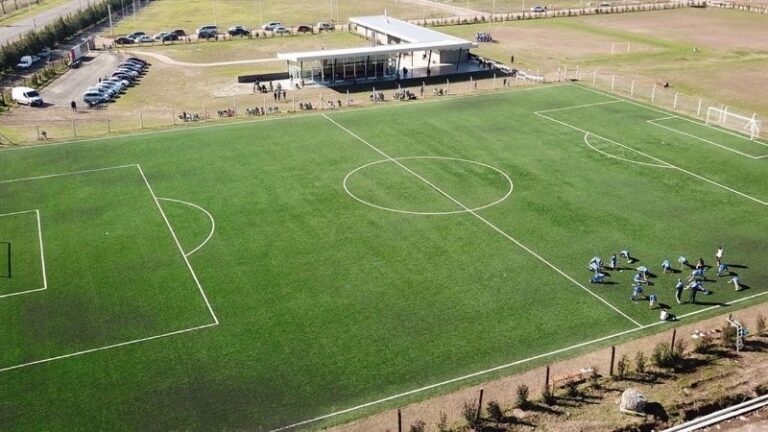 El club rosarino fundado por la familia Messi jugará en la Primera C en el 2026