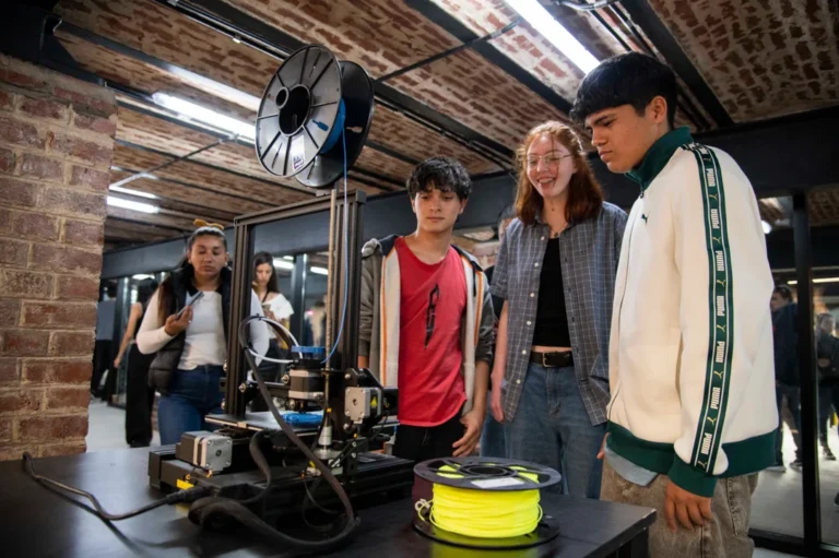 Qué es y a quién le sirve Tecnoteca, una escuela singular junto al río