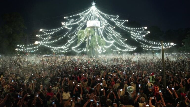 Miles de personas participaron del encendido del arbolito de Oroño y Pellegrini