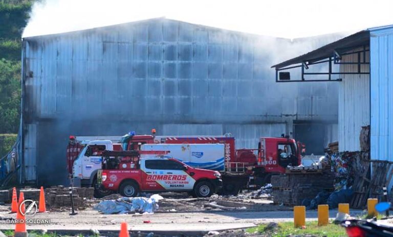 Voraz incendio en planta de reciclaje en Las Palmeras y Uriburu: trabajan 10 dotaciones de bomberos