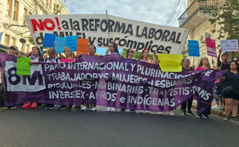 Multitudinaria marcha del 8M con críticas a la reforma laboral