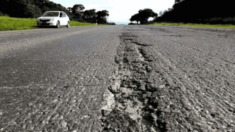 Milei habilitó a Santa Fe a administrar rutas nacionales con concesiones y peajes: ya hay un plan para la A012