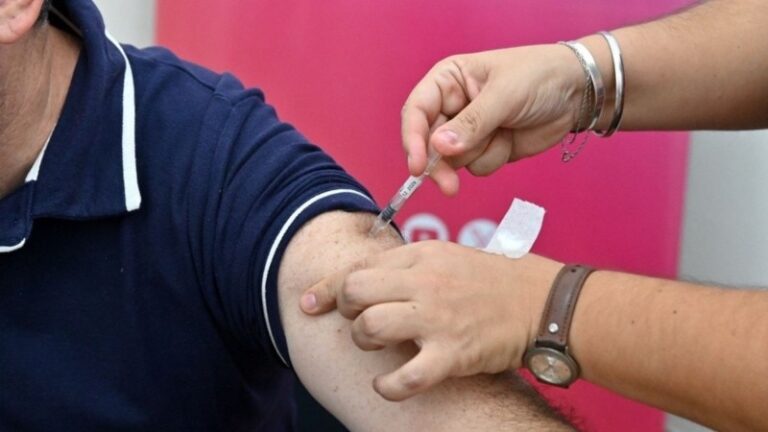 Vacunación antigripal en Rosario: cuál es el stock en farmacias para obras sociales y particulares