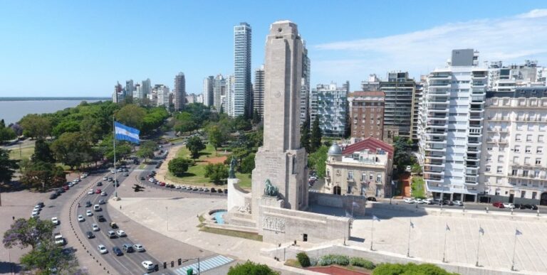 La torre que proyectan junto al Monumento Nacional a la Bandera sigue sumando rechazos