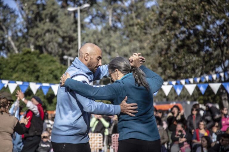 El 25 de Mayo llega con pastelitos y fiesta en el Parque Alem