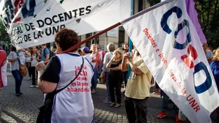 Docentes de la UNR harán un paro de una semana y evalúan no iniciar el segundo cuatrimestre