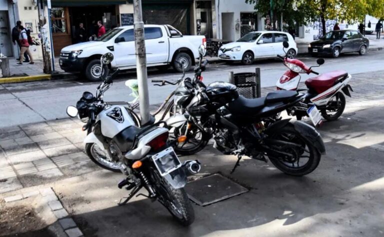Cómo es el proyecto que busca crear estacionamiento para motos en obras en Rosario para liberar veredas