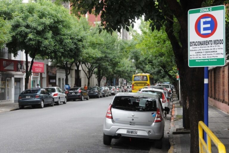 Menos líneas amarillas, más lugar para estacionar: el Concejo analizará un proyecto para ganar espacio en las calles