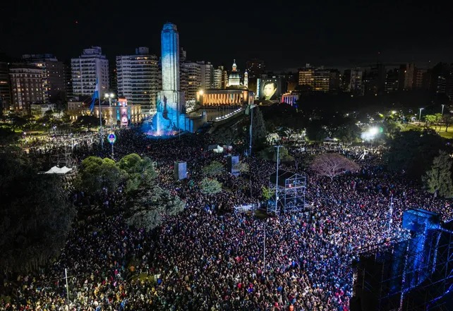 Más de 350 mil personas celebraron el Día de la Bandera entre asado, folklore y el show de Abel Pintos