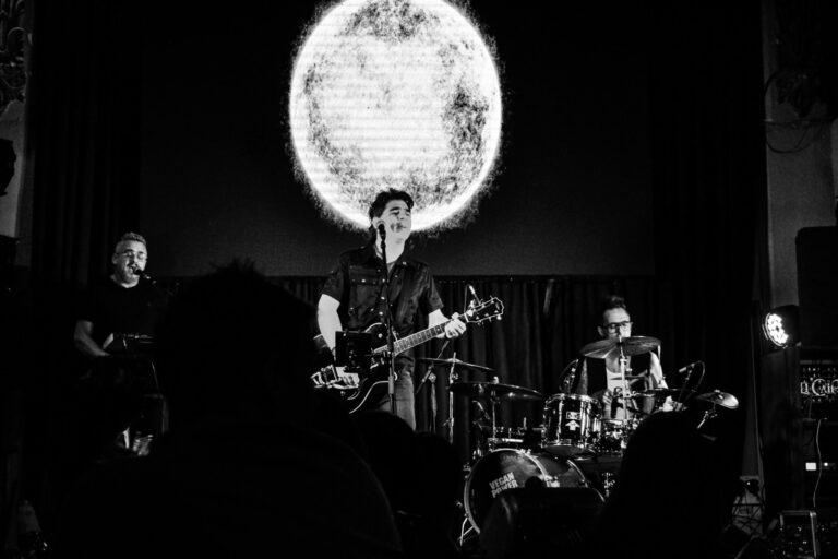 Diego Wacker enciende el escenario de El Cairo su flamante disco y nuevas canciones