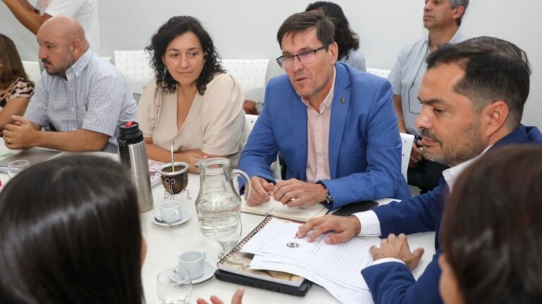 Santa Fe reabre las paritarias con estatales, docentes y personal de salud