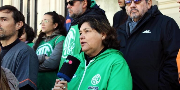 Lorena Almirón: “Hoy los estatales tienen que vender pastelitos para llegar a fin de mes”