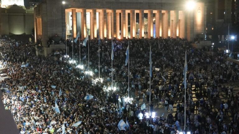 Tras los festejos del miércoles con 400 mil hinchas en el Monumento, ajustan la seguridad para el domingo