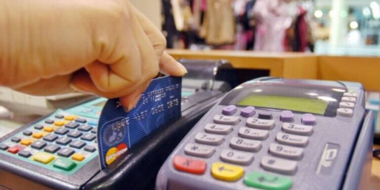Cuatro de cada diez santafesinos sostienen el consumo con tarjetas o préstamos
