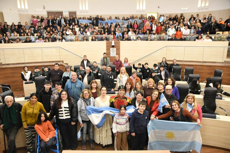 Cerca de 800 personas prometieron fidelidad a la Bandera en el Concejo Municipal de Rosario