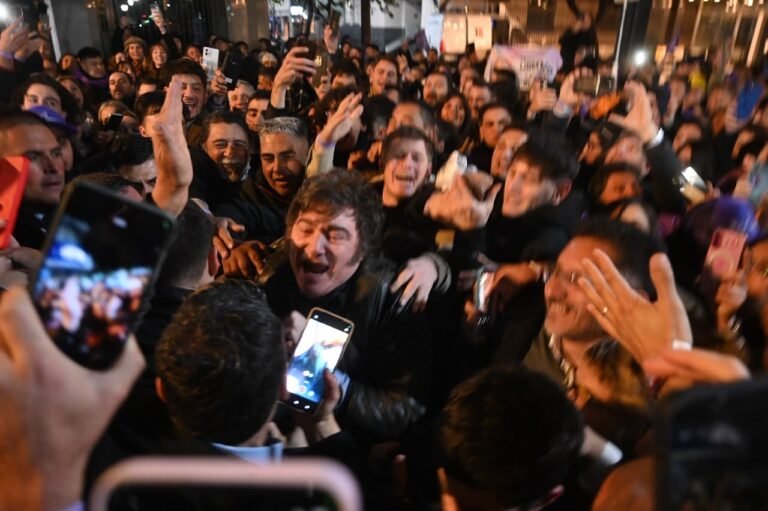 Multitudinaria recepción a Javier Milei en Rosario