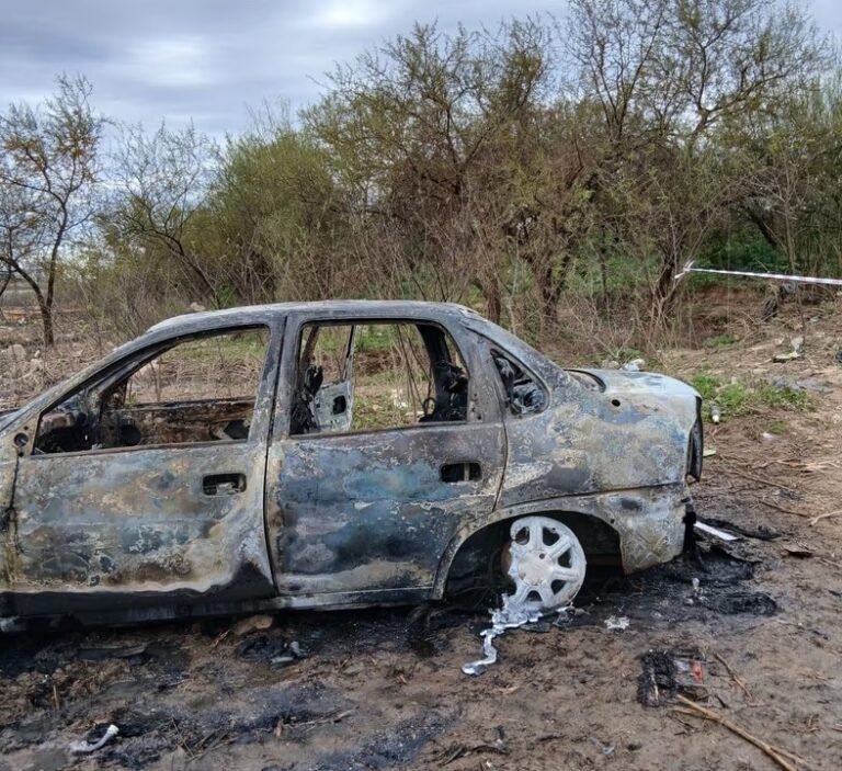 Hallaron dos cuerpos dentro de un auto incendiado en Villa Gobernador Gálvez: investigan femicidio seguido de suicidio
