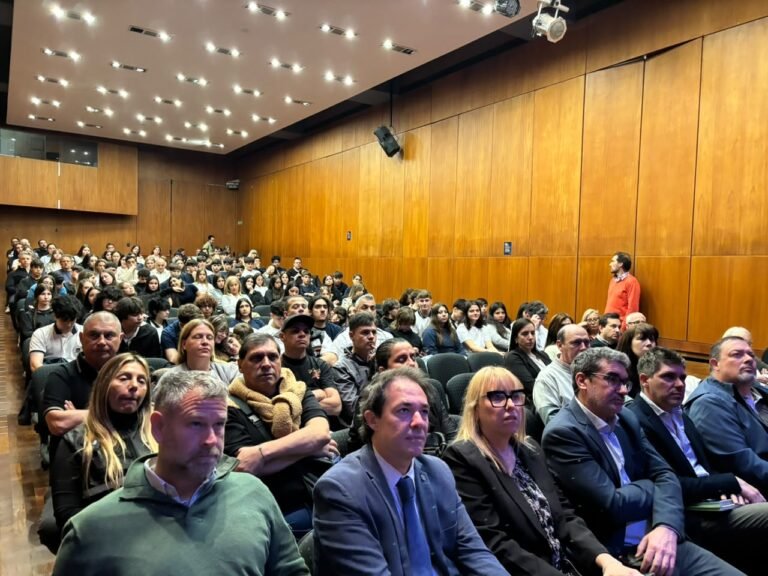 La Municipalidad llevó a cabo una jornada de sensibilización sobre educación vial con alumnos de escuelas secundarias